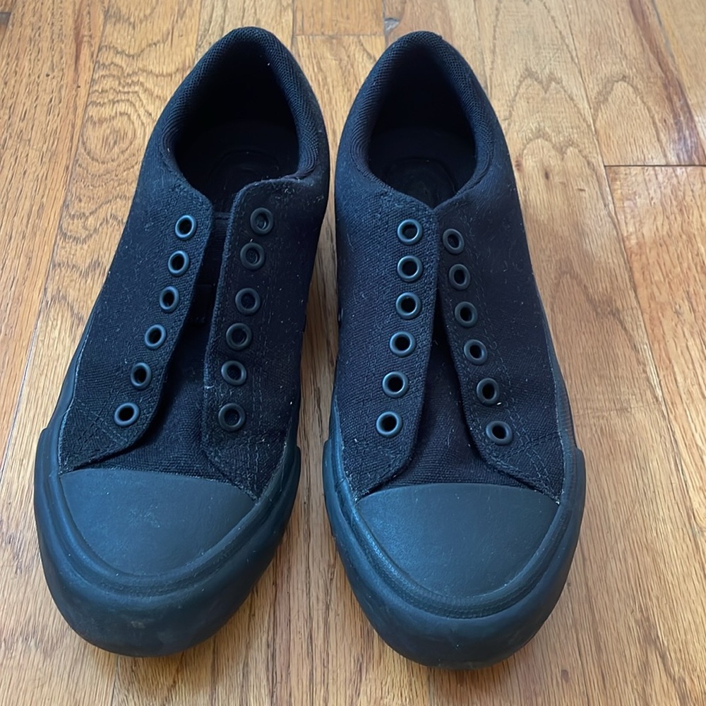 Uniqlo Black canvas sneakers